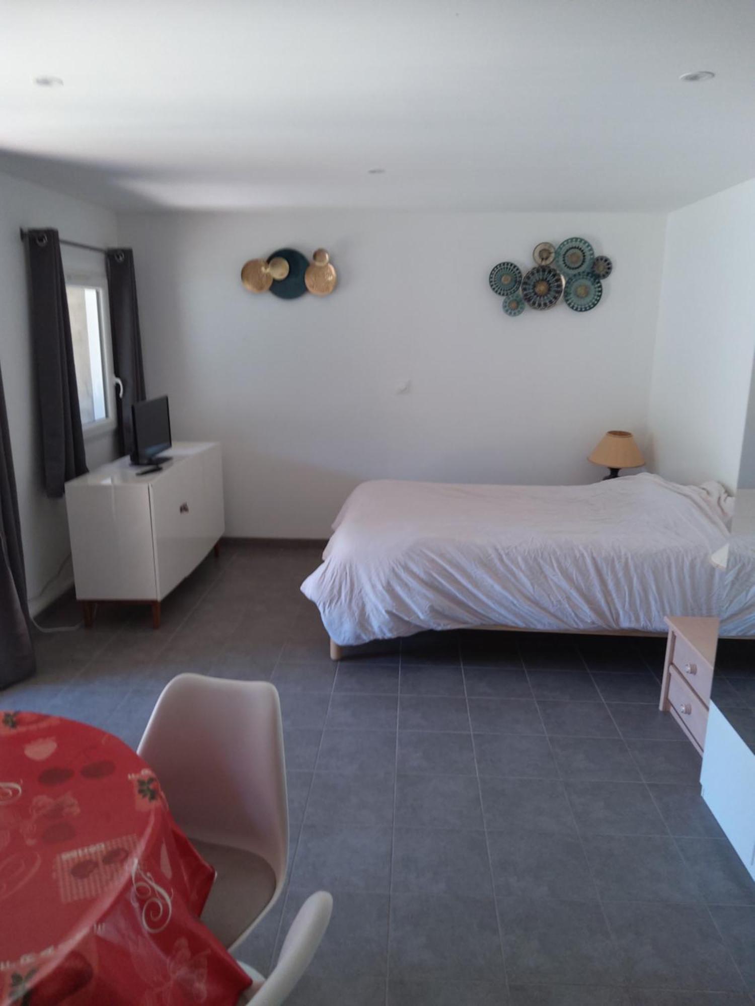 Meuble Avec Cour Apartment Sotteville-les-Rouen Luaran gambar